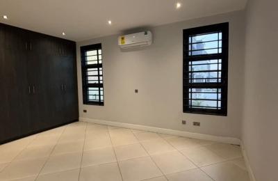 Four bedrooms house at Eadt Airport for sale