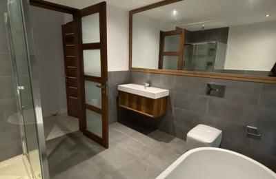 Four bedrooms house at Eadt Airport for sale