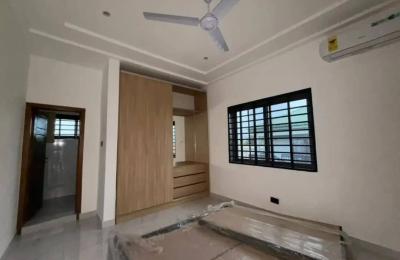 Four storey for sale at Ashaĺey Botwe